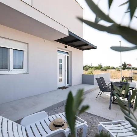 Apartment Duo Soles - With Private Parking Near Zadar