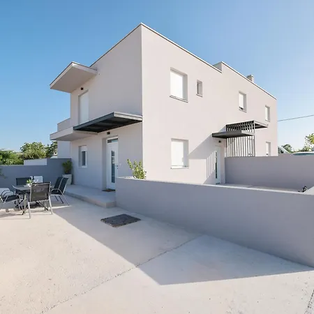 Duo Soles - With Private Parking Near Zadar Apartment *