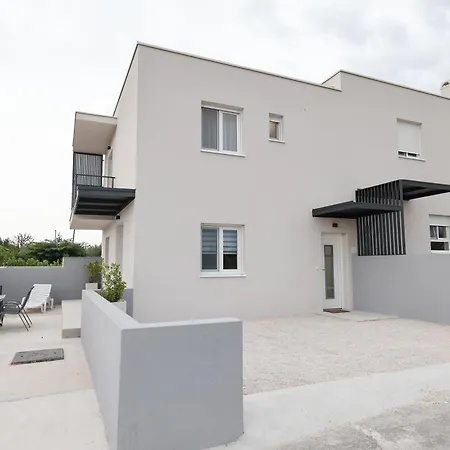 Duo Soles - With Private Parking Near Zadar Appartement