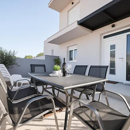 Appartamento Duo Soles - With Private Parking Near Zadar Murvica (Policnik)