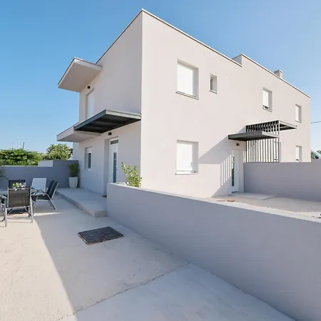 Duo Soles - With Private Parking Near Zadar Apartment