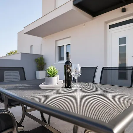 Appartamento Duo Soles - With Private Parking Near Zadar *