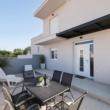 Apartment Duo Soles - With Private Parking Near Zadar *